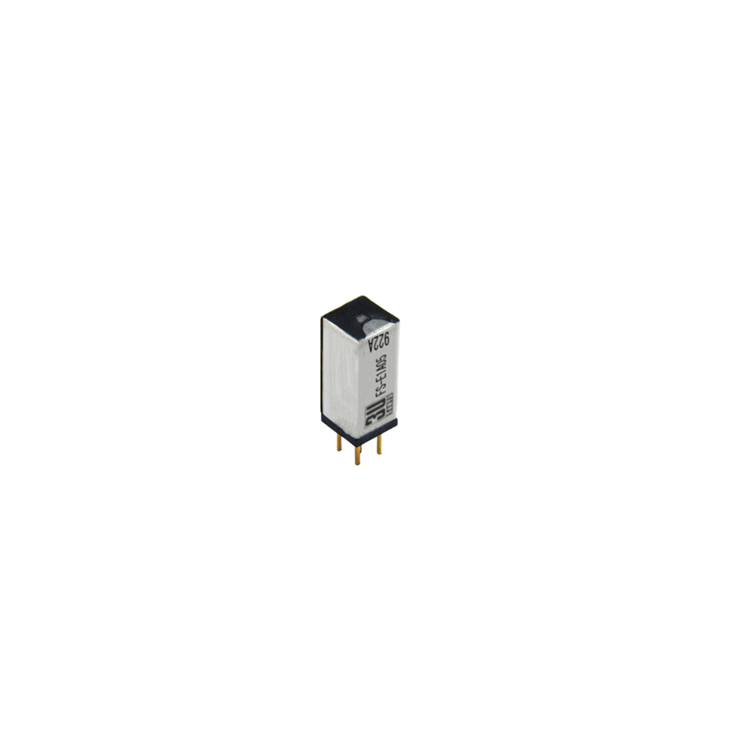 Petit composant électronique rectangulaire de la série FS Relais Reed, avec une partie supérieure argentée, des côtés noirs et quatre broches dorées à la base, isolé sur un fond blanc. by Standex Detect