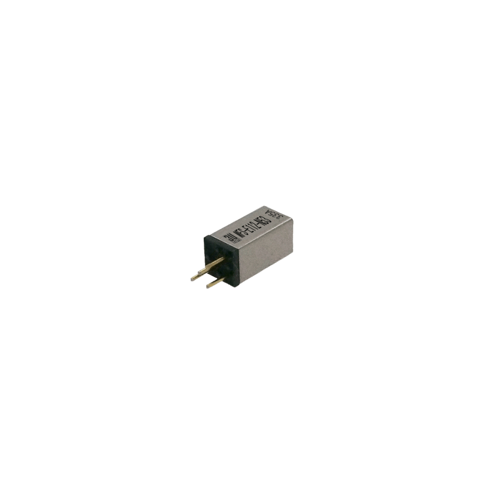 Petit composant électronique rectangulaire de la série MFS, avec deux broches dorées dépassant d'une extrémité et un texte imprimé sur la surface métallique, isolé sur fond blanc. by Standex Detect
