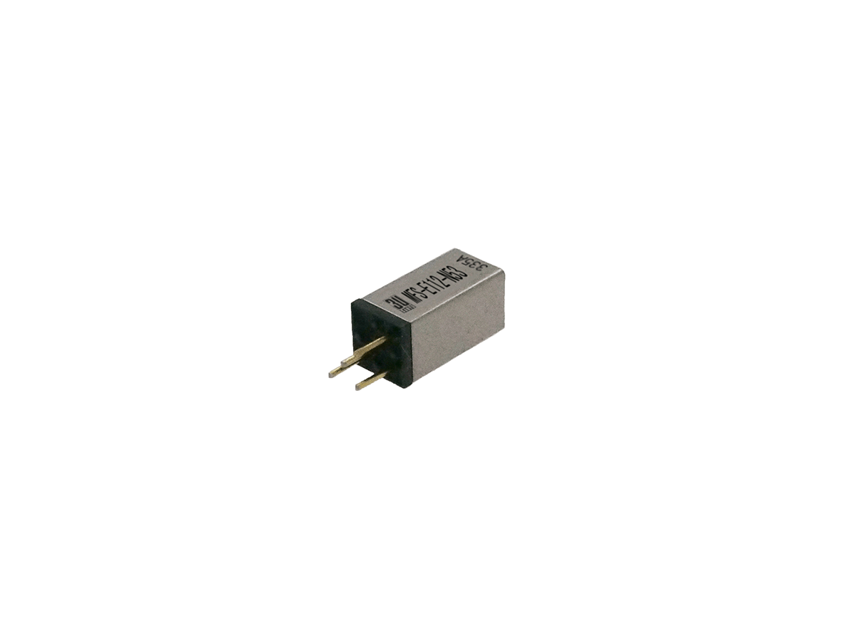 Ein kleines, rechteckiges elektronisches Bauteil aus der MFS-Serie mit zwei goldenen Stiften und einem metallischen Körper, ähnlich einem Relais oder Reedrelais-Stecker, isoliert auf weißem Hintergrund. by Standex Detect